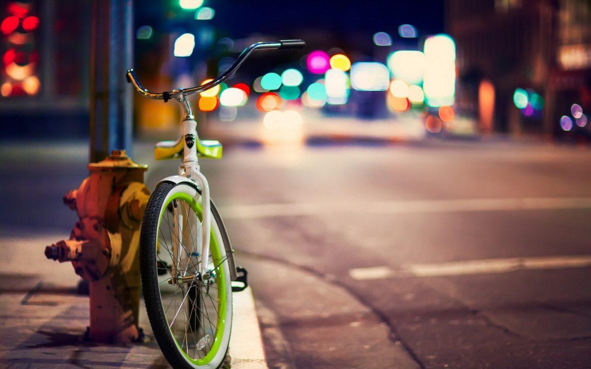 Bike under the streetlights.
