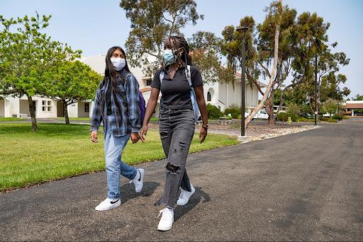 Cuesta College students wearing their masks on campus. Photo by Jennaca Ortiz